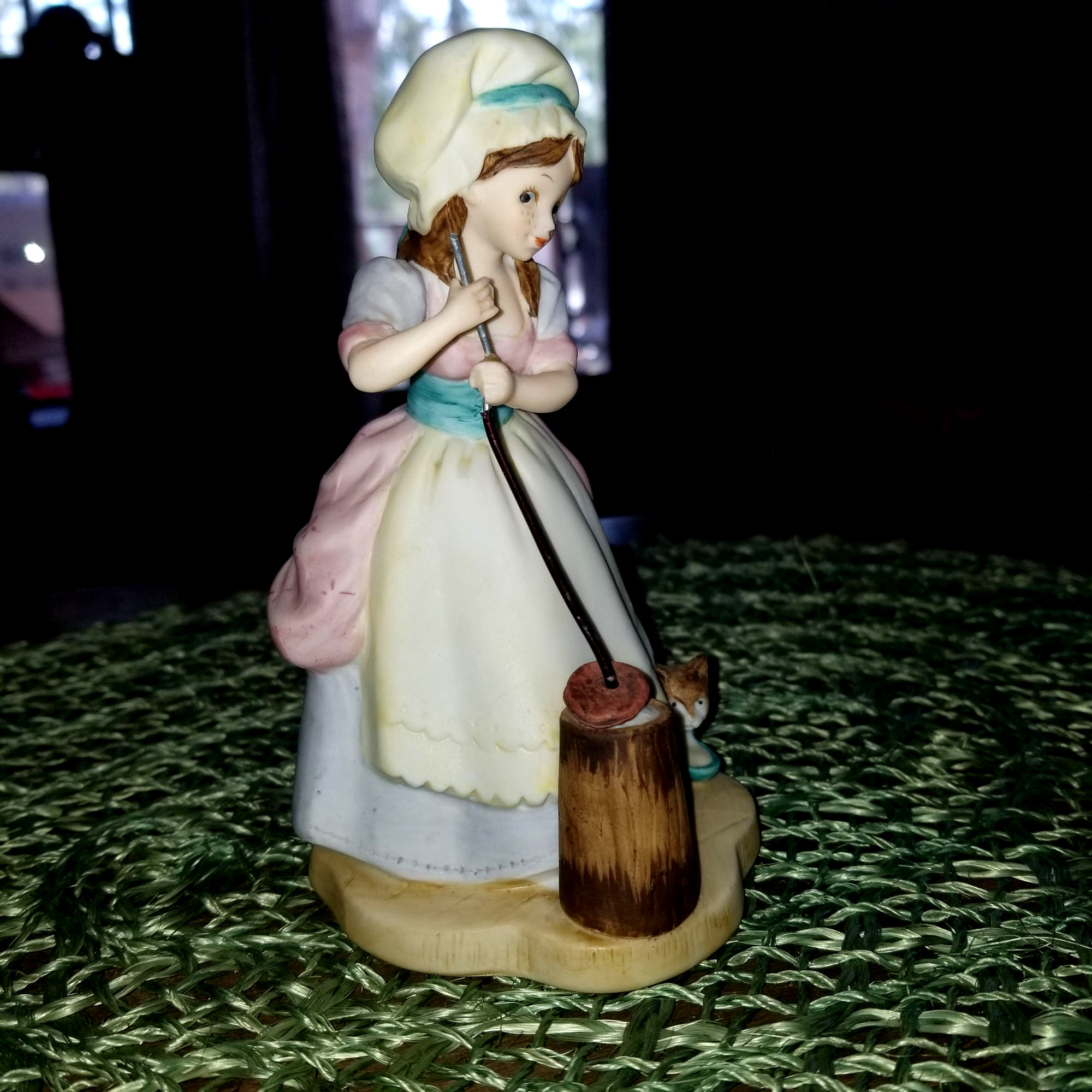 Classique 1973-1976
                                        porcelain bisque figurine girl
                                        churning butter