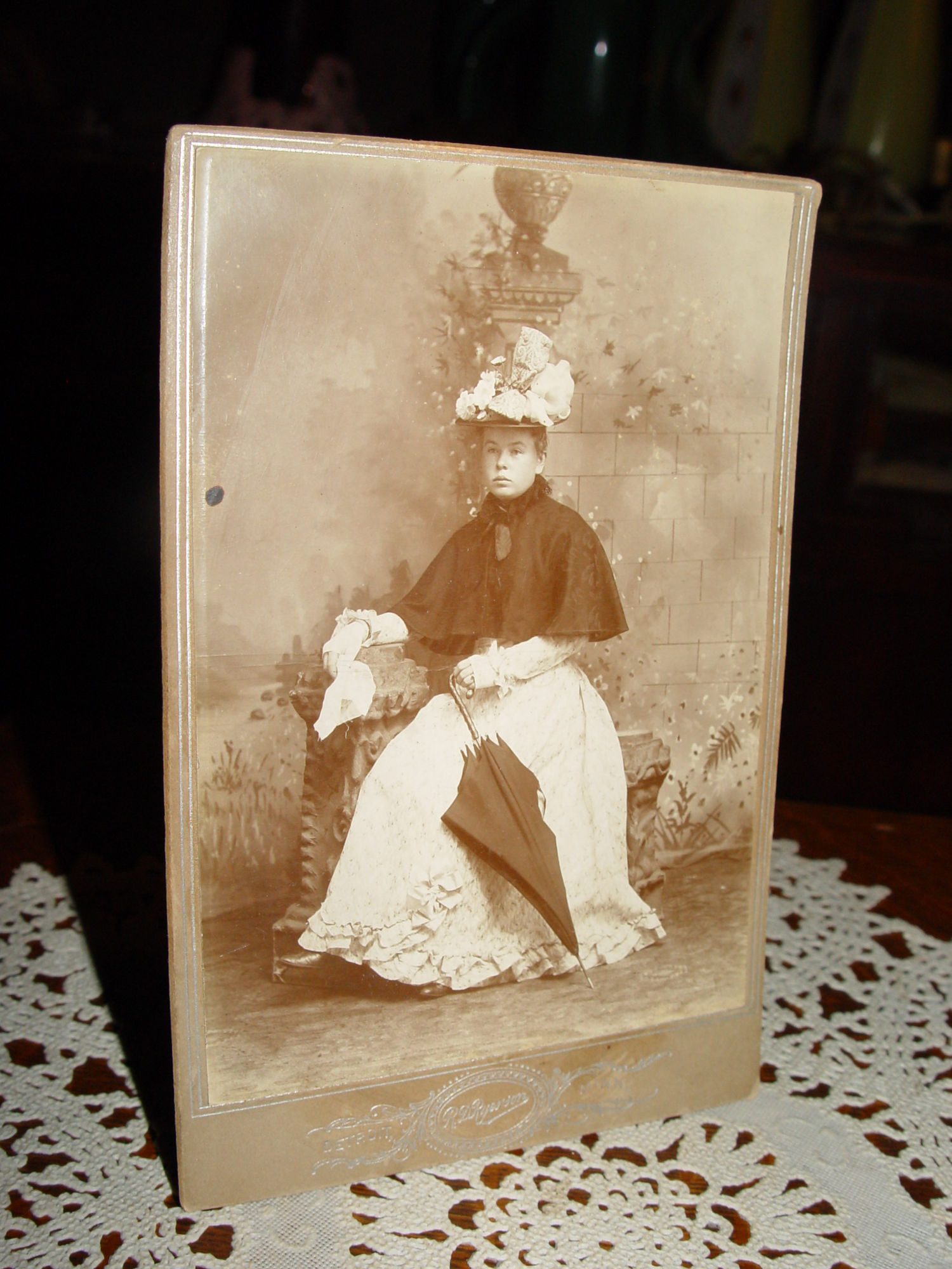 19th c. Cabinet Photo, Mn
                                        Woman in floral bird hat w/
                                        parasol