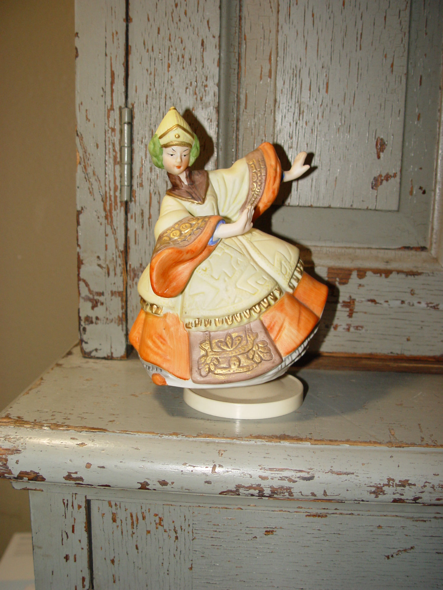 Asian
                        Porcelain Vintage Rotating Figurine Music Box