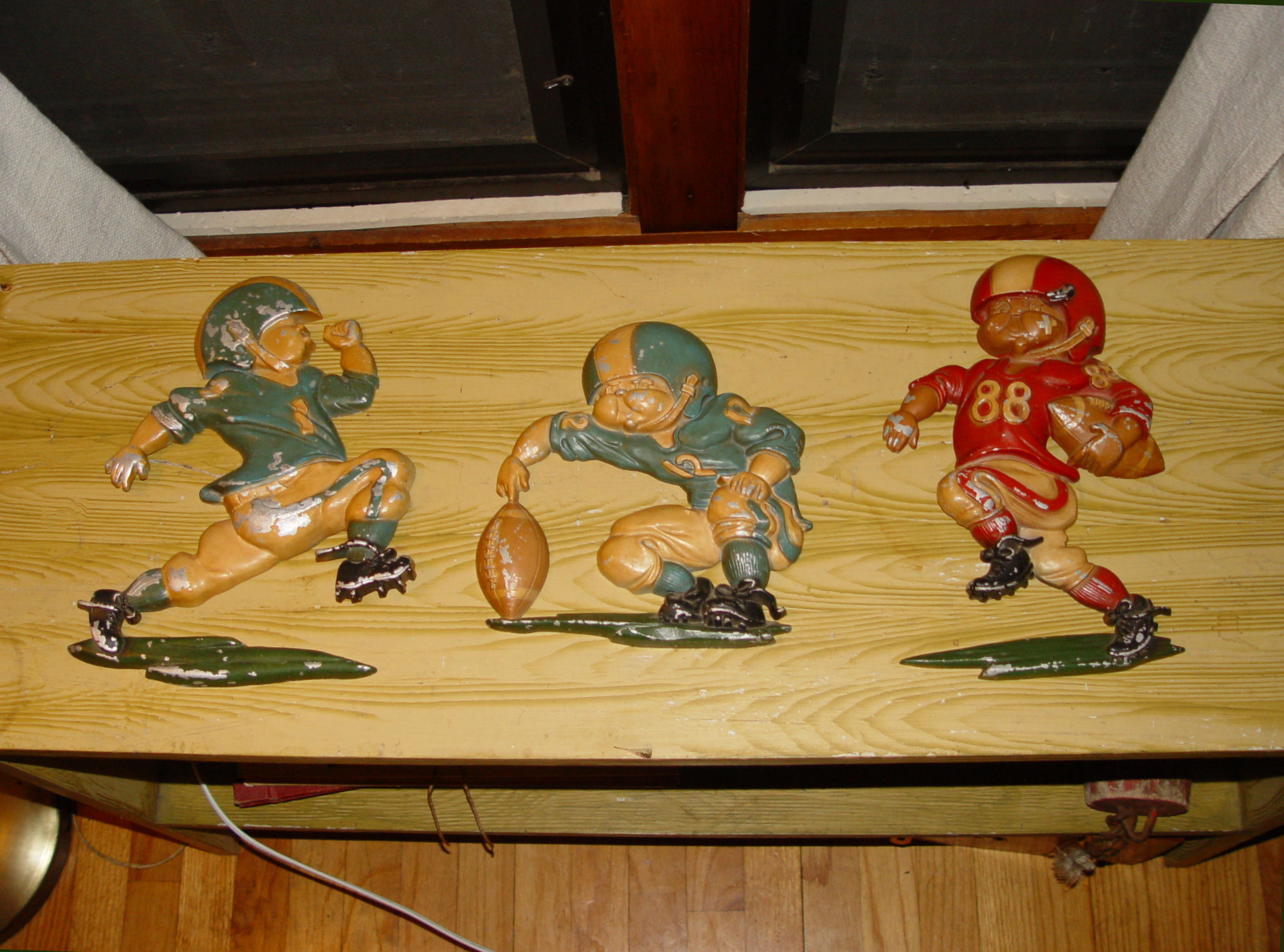 1976 Homco
                        1254 Football Player Cast Alum. Metal Wall
                        Decor