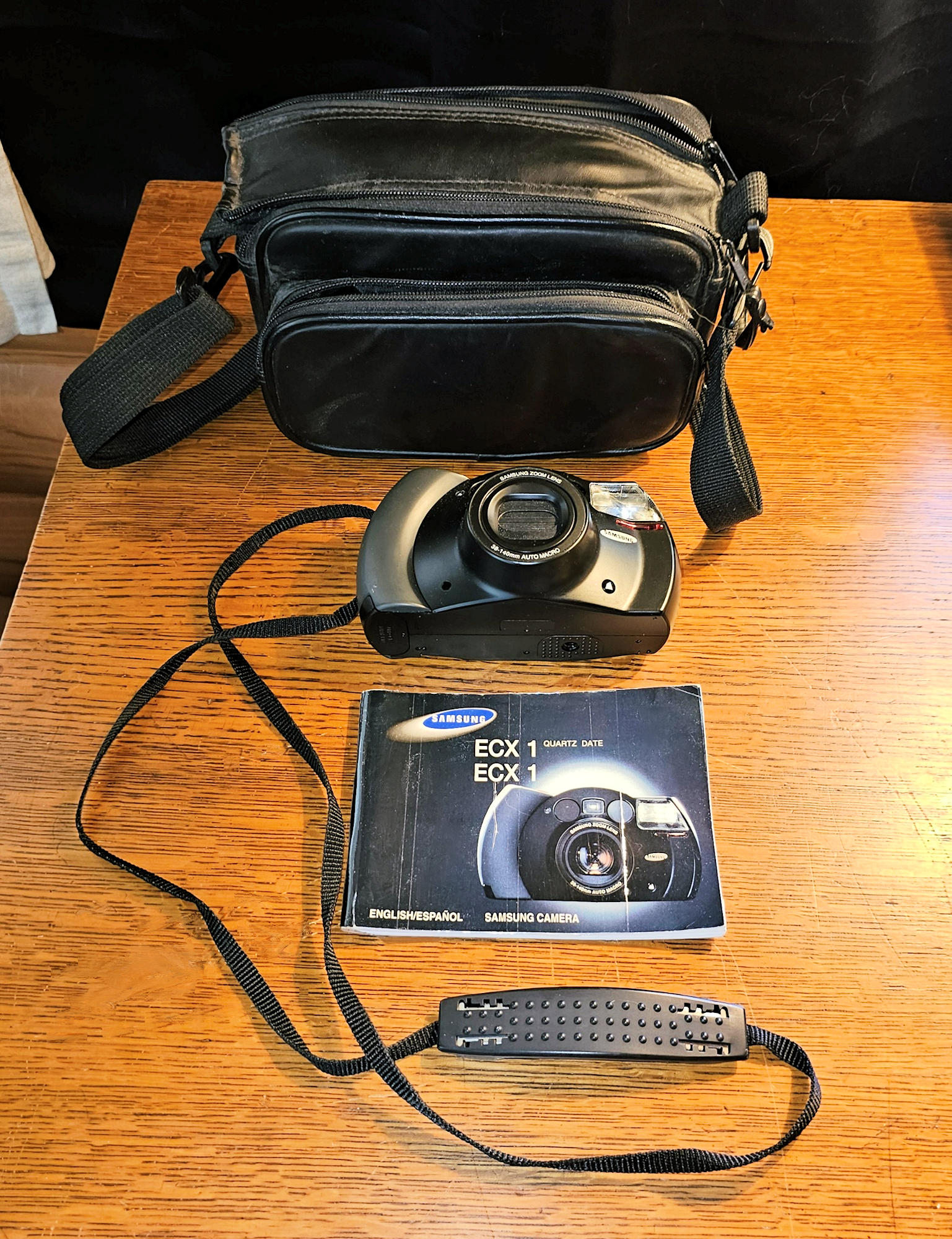 Samsung ECX 1
Quartz Date 35 mm Film Camera Set — Very good
condition