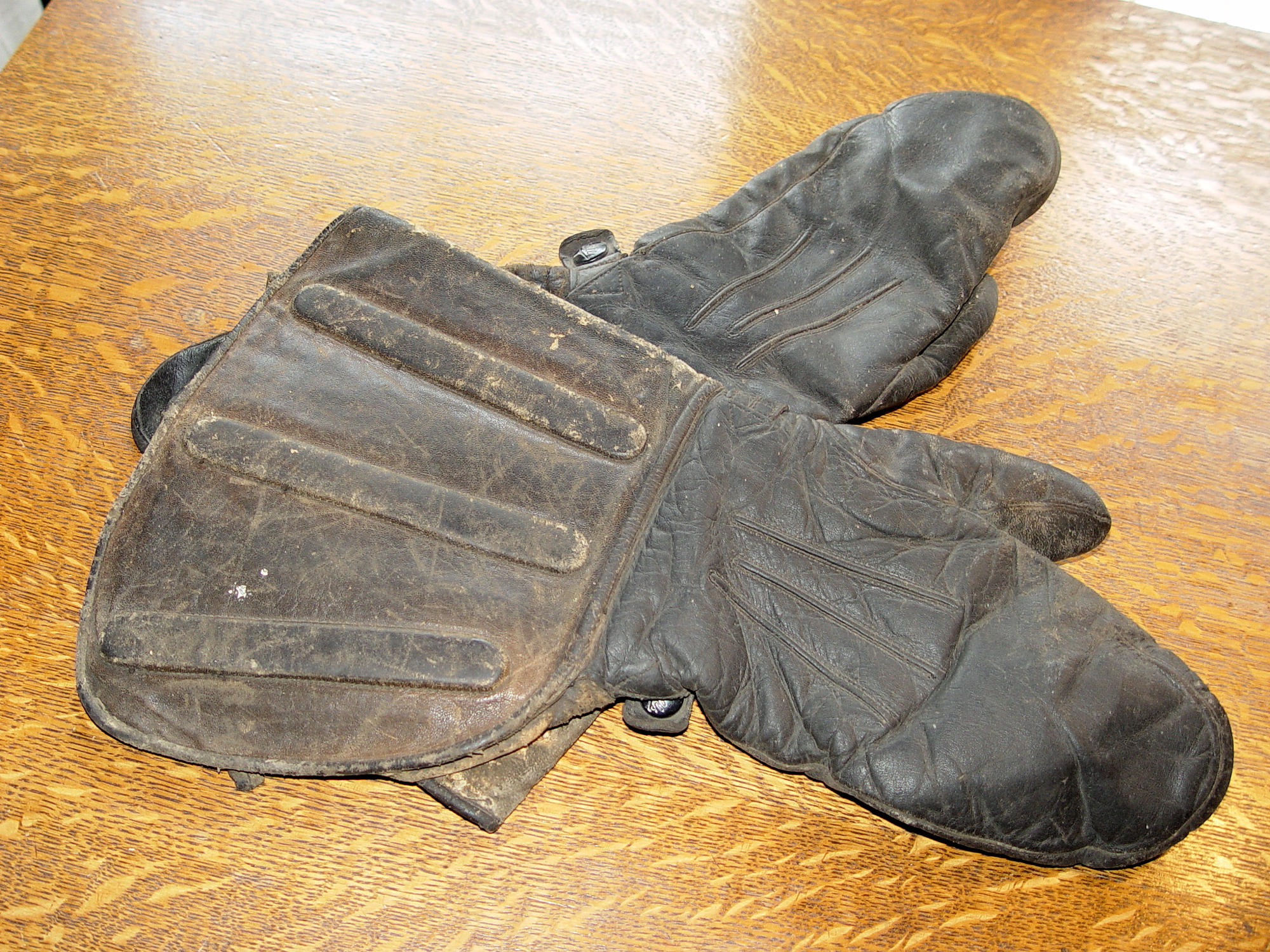 1910s-30s WL MFG Co.
                        Mpls MN Leather Motorcycle / Aviator Gauntlet
                        Mittens