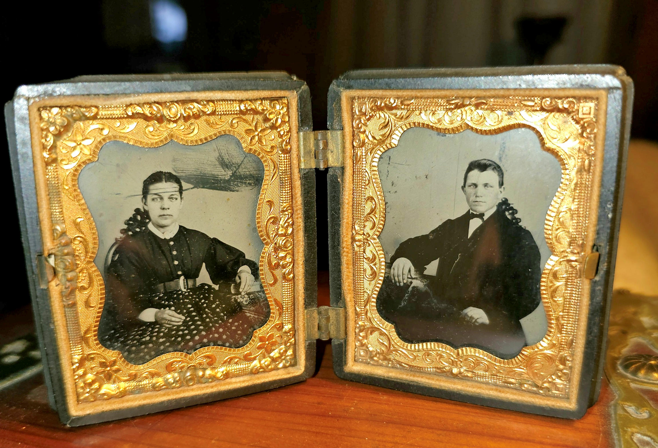 Antique Civil
                        War Era Double Tintype Photo In Basketweave
                        Union Case c. 1860s