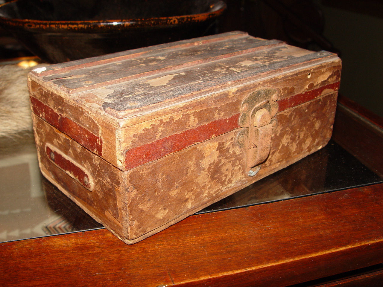 19th c.
                        Salesman Sample Steamer Trunk Wallpaper &
                        Wood Slats